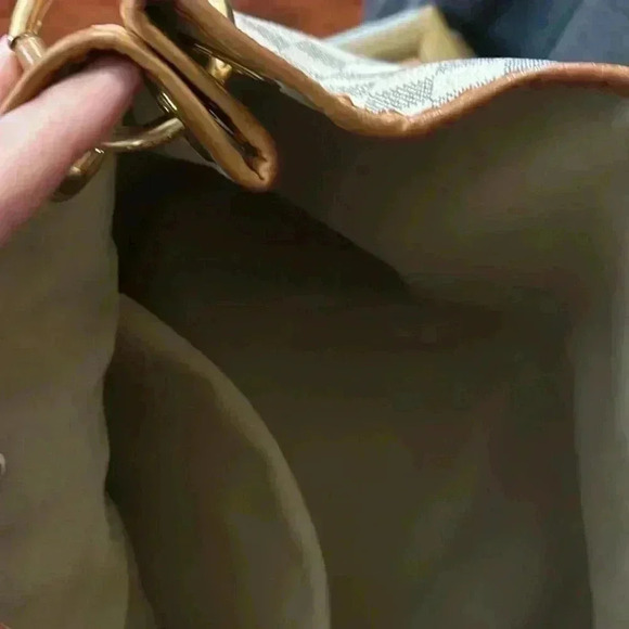 Authentic Louis Vuitton - Picture 3 of 11